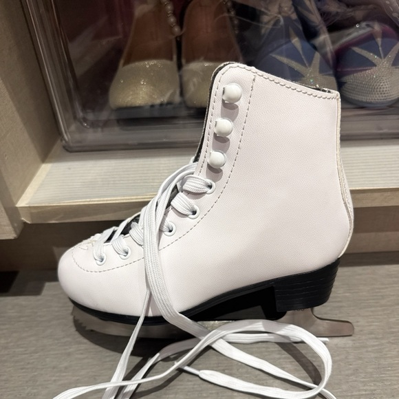 White figure skates with black accents, white laces. Size 12y - Picture 1 of 4